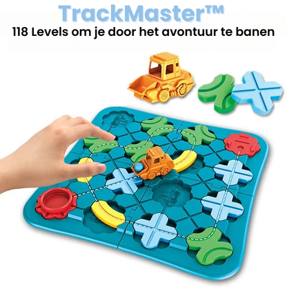 A hand moves a yellow Toyfetti Trackmaster trein op een blauw puzzelbord met groene en blauwe rails. Extra rails en Nederlandse tekst tonen 118 levels voor extra plezier met deze Montessori Educatief Stimuleer Creativiteit set.