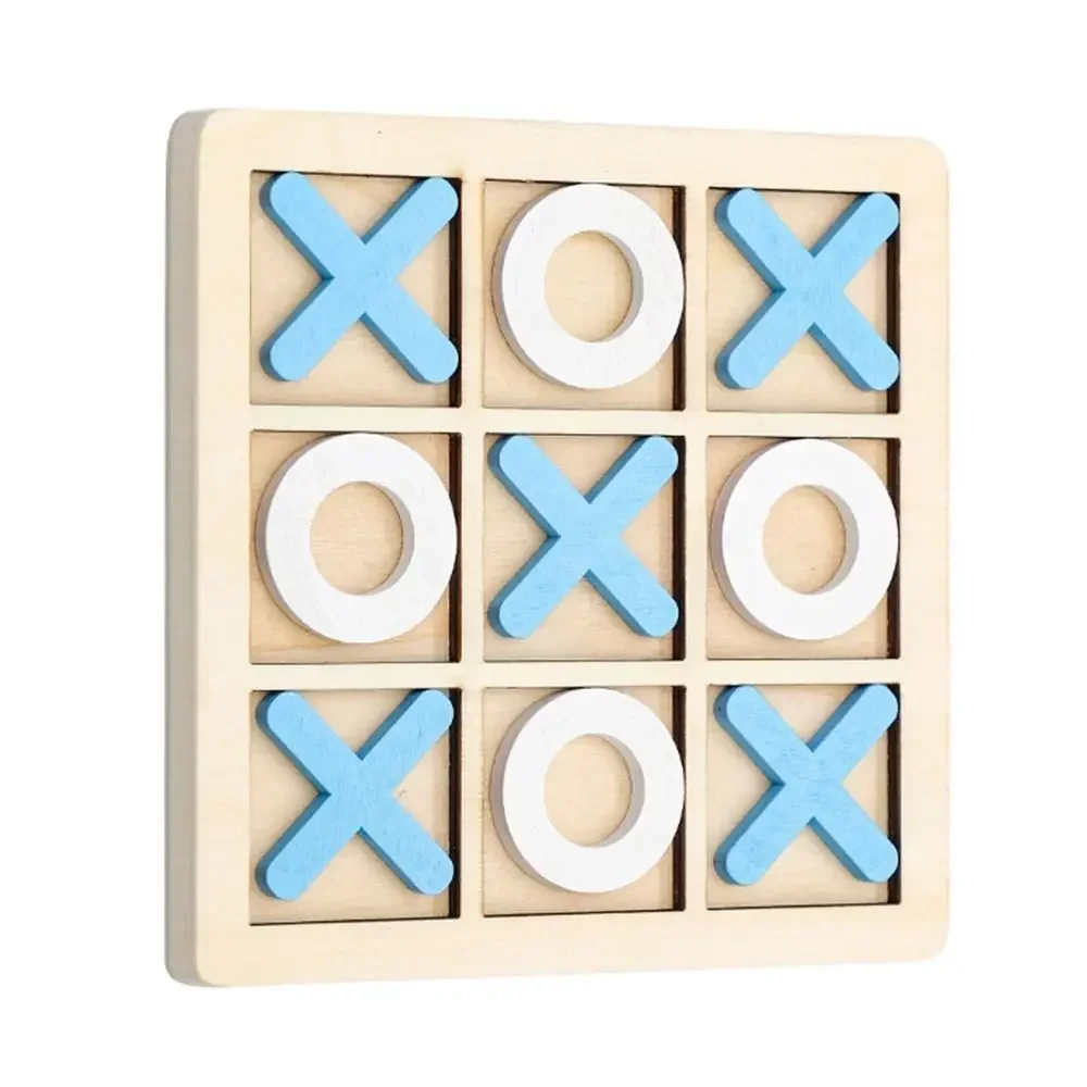 The Toyfetti Woods™ - Speels Strategieplezier - Houten Boter, Kaas & Eieren is a classic tic-tac-toe game with a 3x3 grid, blue X and white O pieces, made from duurzaam hout for gezellig speelplezier.