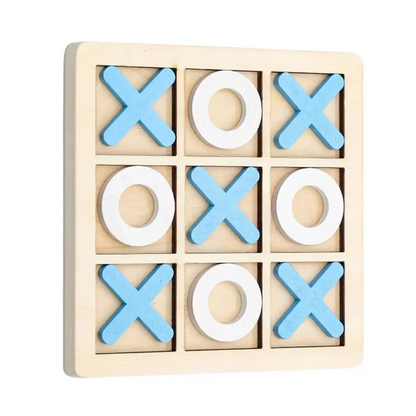 The Toyfetti Woods™ - Speels Strategieplezier - Houten Boter, Kaas & Eieren is a classic tic-tac-toe game with a 3x3 grid, blue X and white O pieces, made from duurzaam hout for gezellig speelplezier.