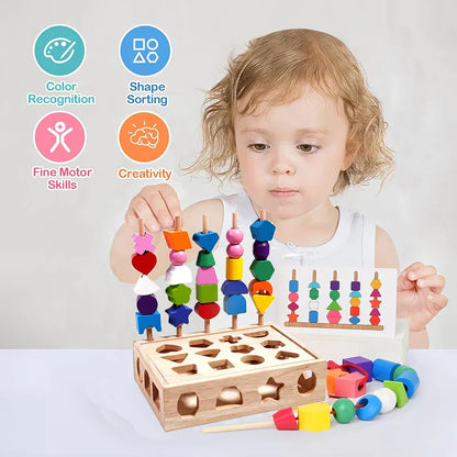 A young child plays with the Toyfetti Woods™ Kleurrijke Montessori Puzzelset, threading colorful shapes onto rods—stimulating creativity, color recognition, shape sorting, and fine motor skills.