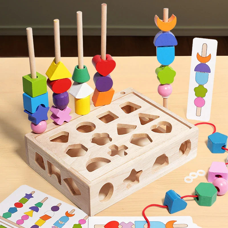 De Toyfetti Woods™ - Stimuleer Creativiteit & Verbeter Vaardigheden - Kleurrijke Montessori Puzzelset is een houten speelgoed shape sorter met kleurige geometrische kralen, vormuitsparingen en patroonkaarten.