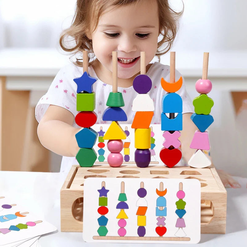 A young child plays with the Toyfetti Woods™ - Stimuleer Creativiteit & Verbeter Vaardigheden - Kleurrijke Montessori Puzzelset, stacking geometric pieces onto rods while following pattern cards for creative and skill-building fun.