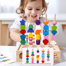 A young child plays with the Toyfetti Woods™ - Stimuleer Creativiteit & Verbeter Vaardigheden - Kleurrijke Montessori Puzzelset, stacking geometric pieces onto rods while following pattern cards for creative and skill-building fun.