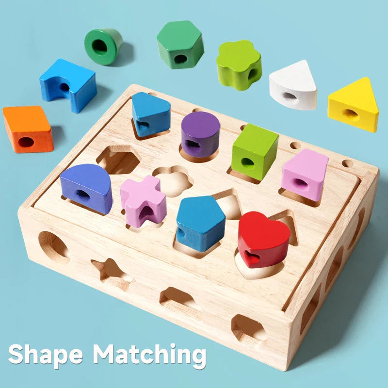 Toyfetti Woods™ - Stimuleer Creativiteit & Verbeter Vaardigheden: een kleurrijke Montessori puzzelset met vormen zoals cirkels, vierkanten, sterren en harten die in houten sleuven passen. Tekst: “Shape Matching.”.